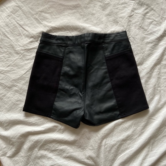 Leather/elastic shorts - Picture 4 of 6
